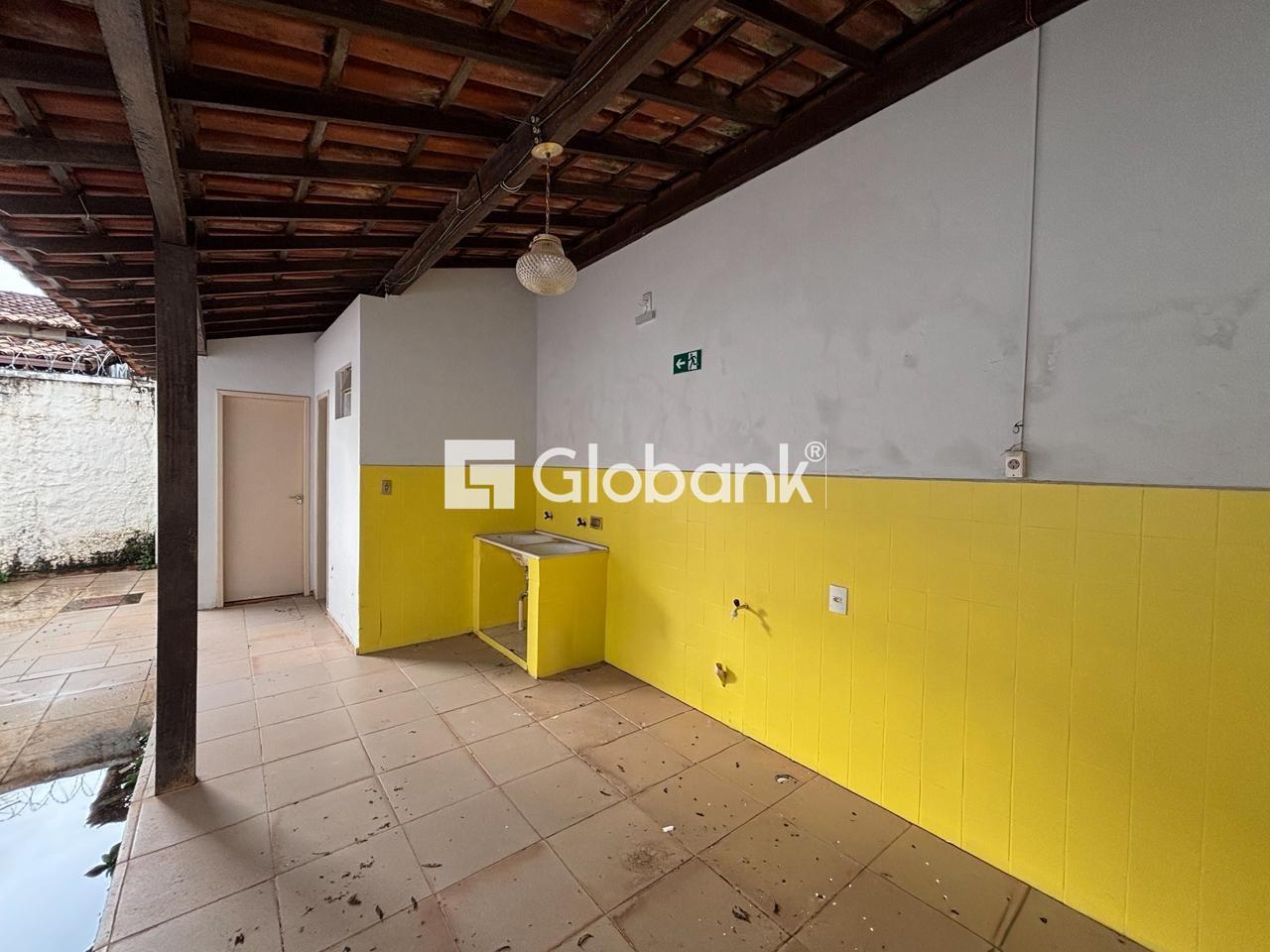 Casa 4 quartos para aluguel Todos os Santos 320m² Montes Claros MG: Área de serviço