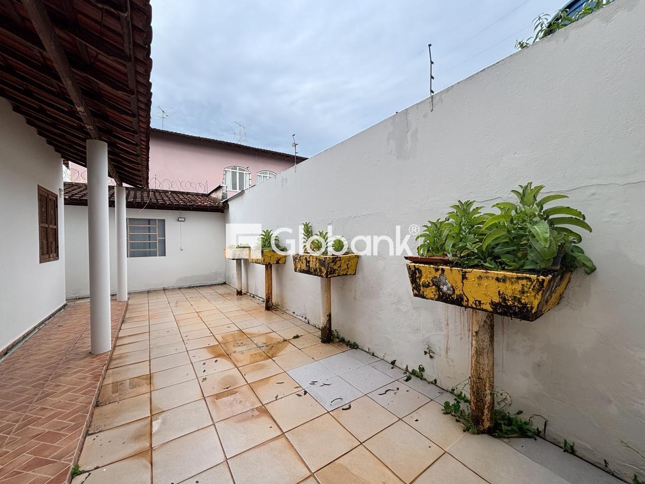 Casa 4 quartos para aluguel Todos os Santos 320m² Montes Claros MG: Lateral