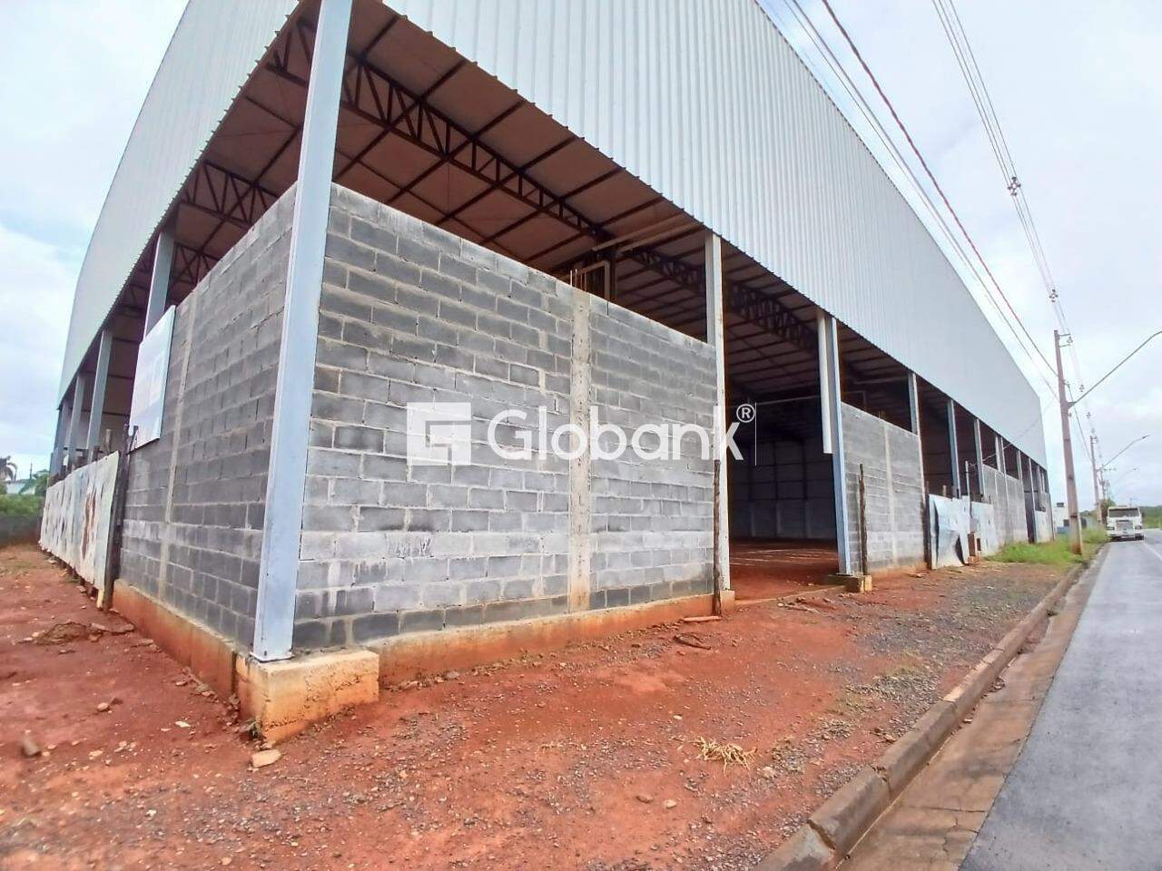 Galpão para aluguel Jardim Primavera 1.500m² Montes Claros MG: Fachada lateral