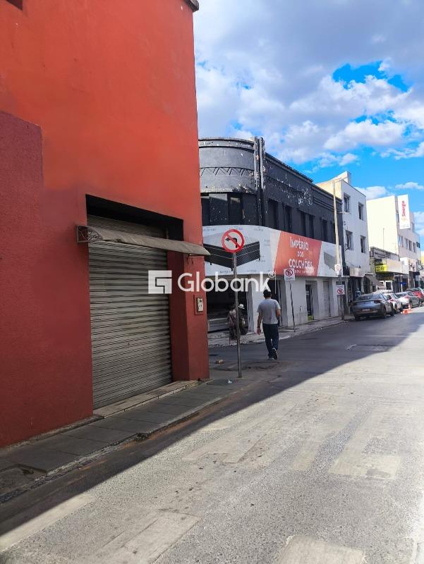 Ponto comercial para aluguel Centro 70m² Montes Claros MG: Rua lateral