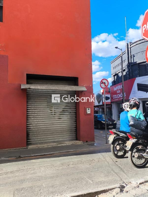 Ponto comercial para aluguel Centro 70m² Montes Claros MG: Fachada rua lateral