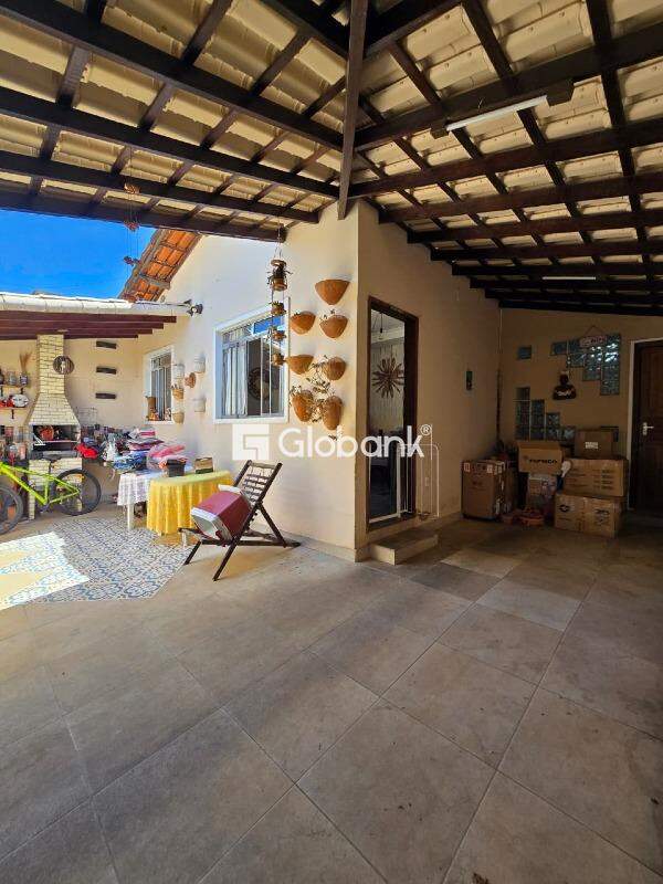 Casa 3 quartos à venda Sagrada Família 150m² Montes Claros MG: 