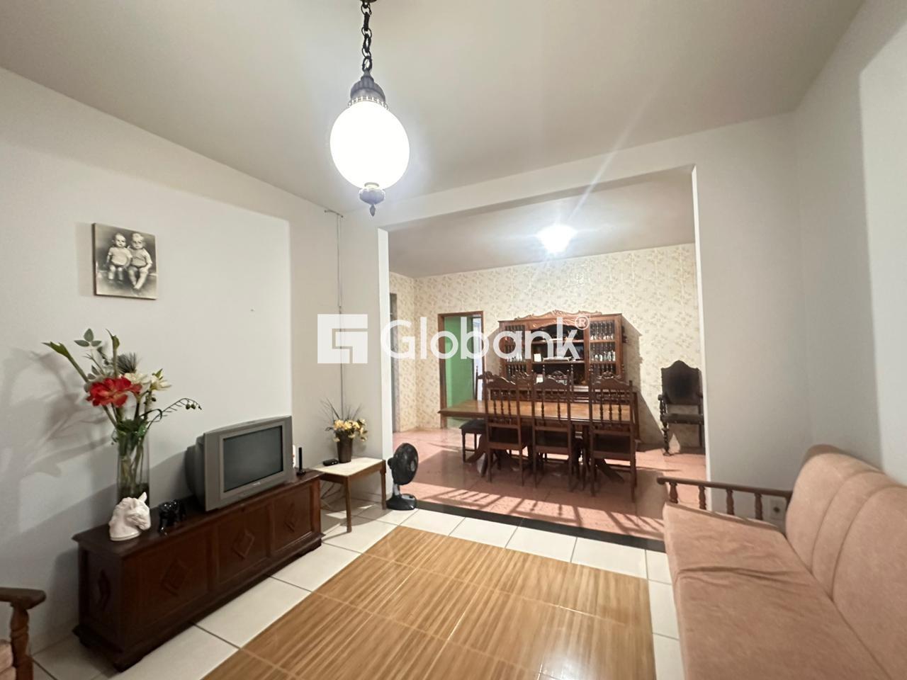 Casa 4 quartos à venda Centro 450m² Montes Claros MG: 