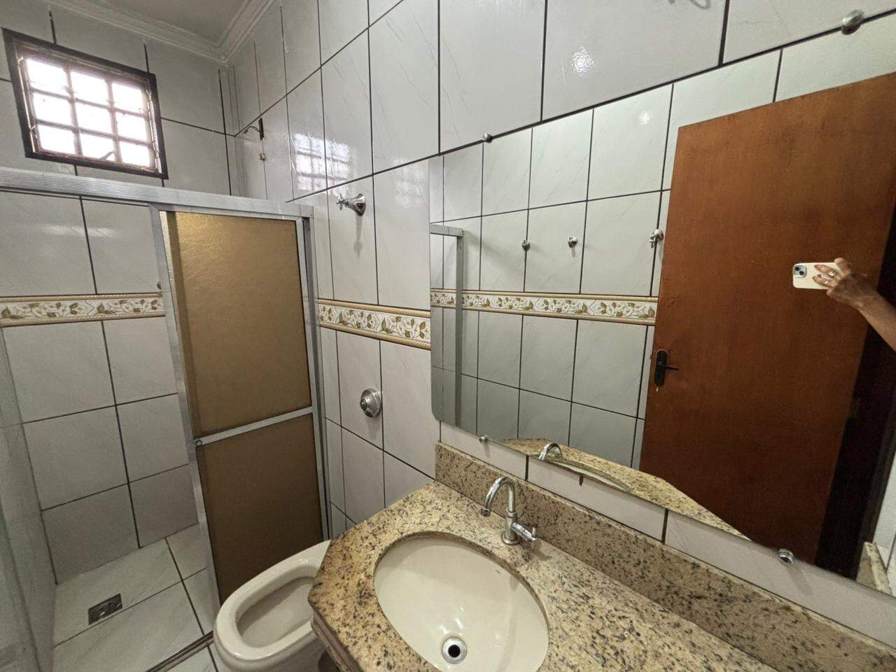 Casa 4 quartos para aluguel Vila Ipiranga 100m² Montes Claros MG: Banheiro social