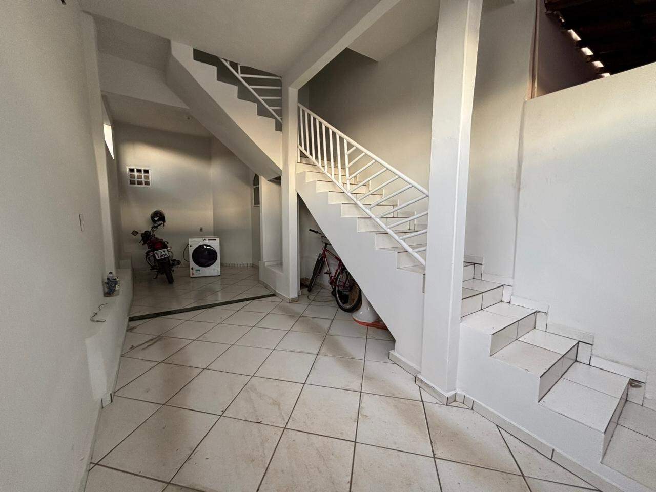 Casa 4 quartos para aluguel Vila Ipiranga 100m² Montes Claros MG: Garagem
