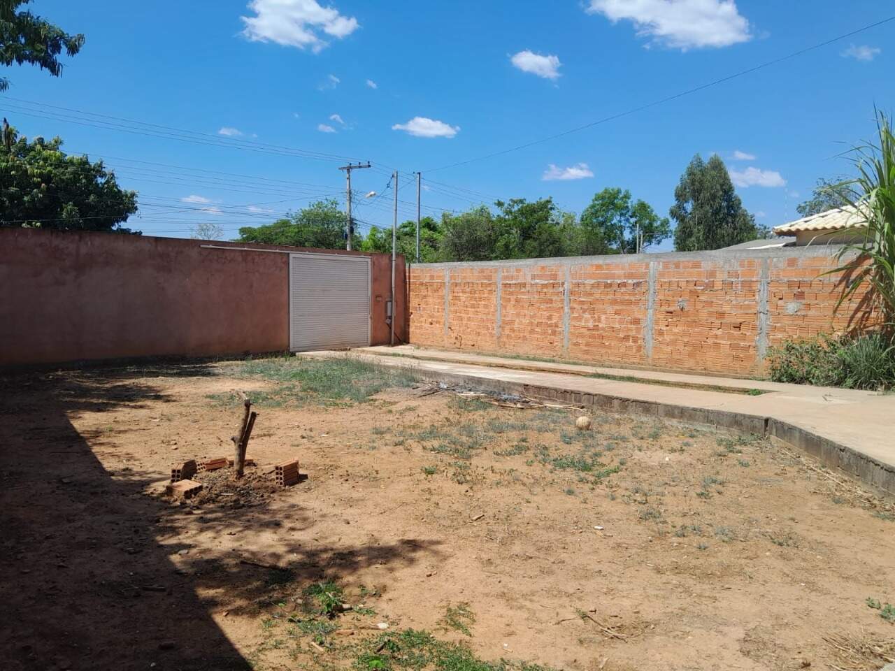 Casa 3 quartos para aluguel Distrito Industrial 102m² Montes Claros MG: Quintal