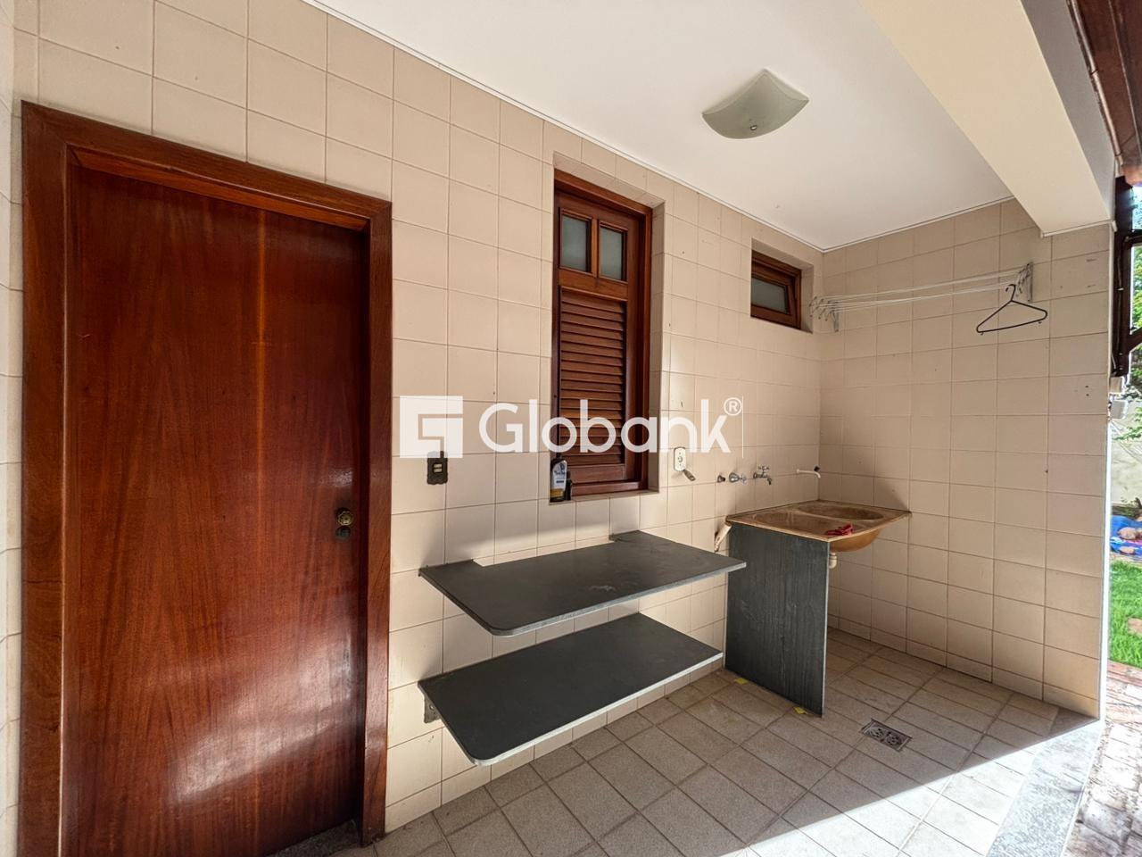 Casa 5 quartos à venda São José 347m² Montes Claros MG: Área de serviço