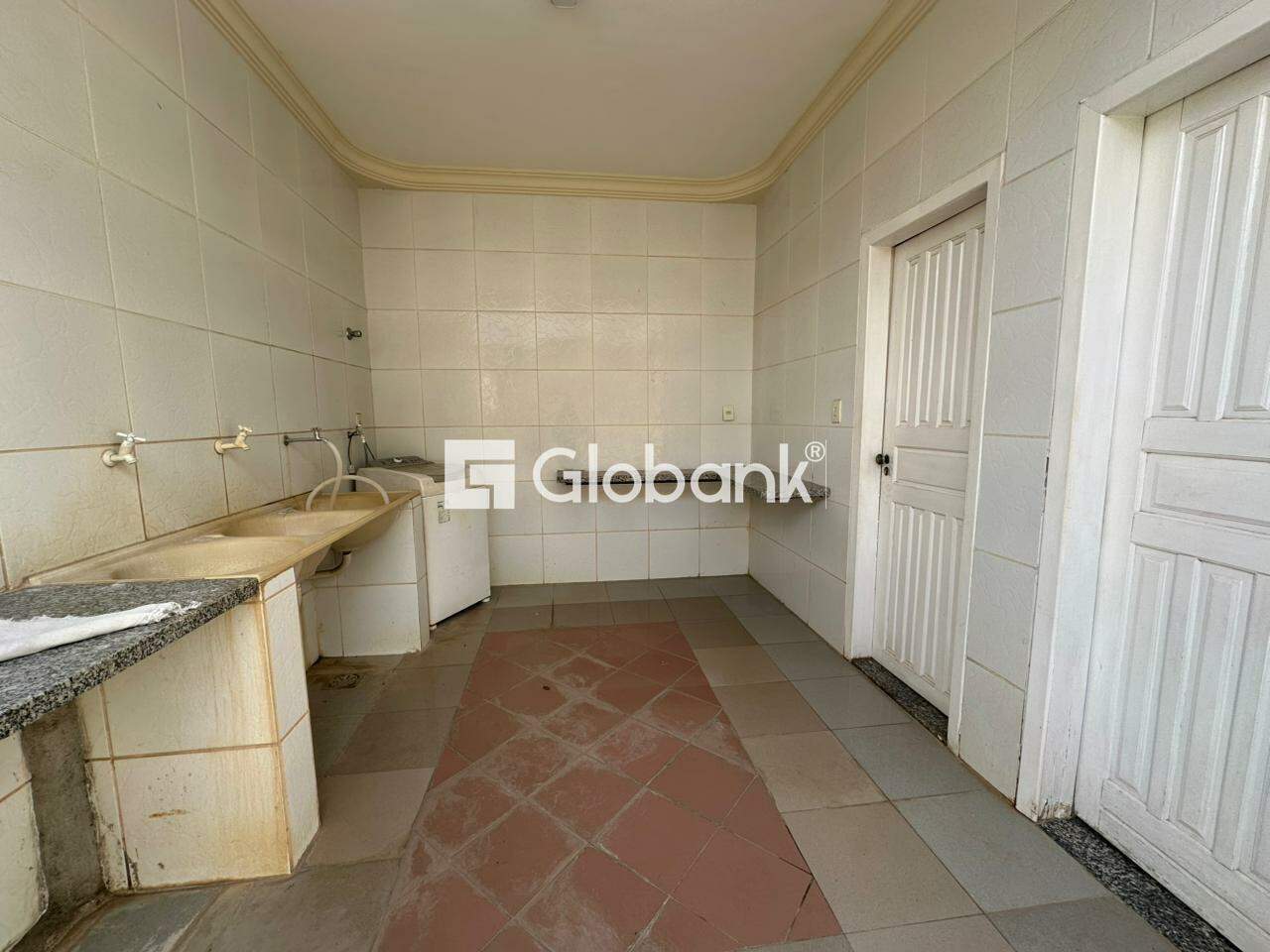 Casa 7 quartos à venda Ibituruna 460m² Montes Claros MG: Área de serviço