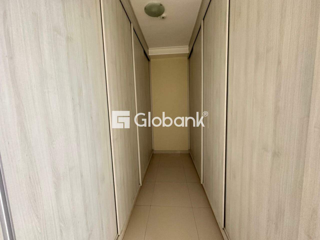 Casa 7 quartos à venda Ibituruna 460m² Montes Claros MG: Roupeiro