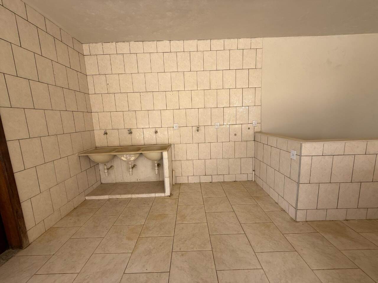Casa 4 quartos à venda Vila Guilhermina 410m² Montes Claros MG: rea de servi o