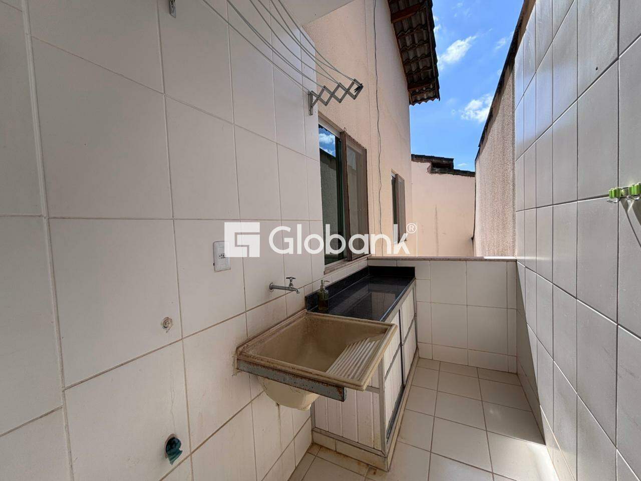 Casa 3 quartos para aluguel Ibituruna 123m² Montes Claros MG: Área de serviço