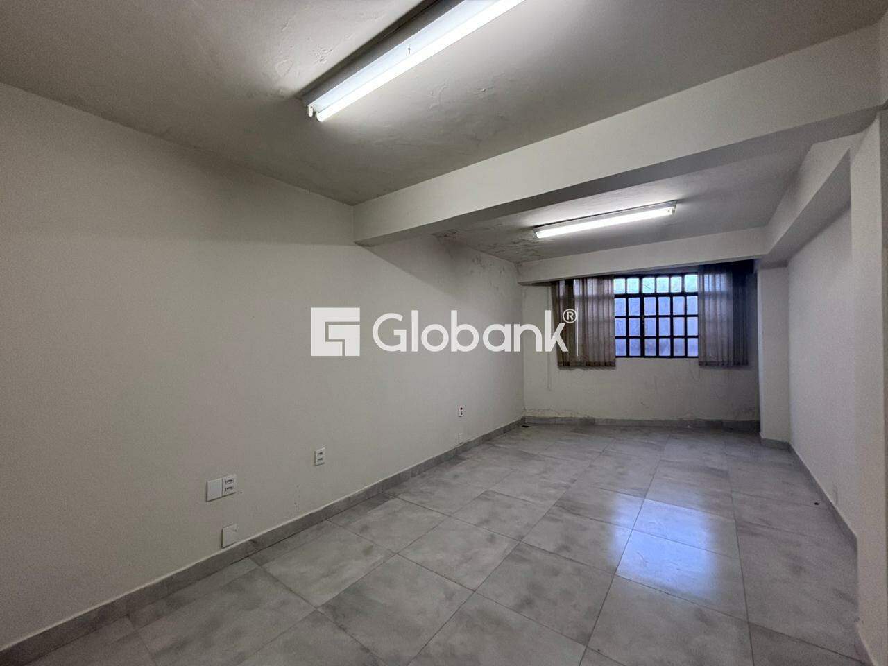 Ponto comercial para aluguel Major Prates 115m² Montes Claros MG: Escritório sobre loja
