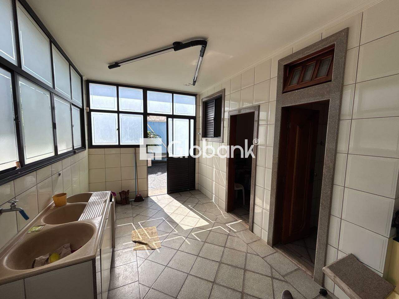 Casa 5 quartos para aluguel Jardim São Luiz 260m² Montes Claros MG: Área de serviço