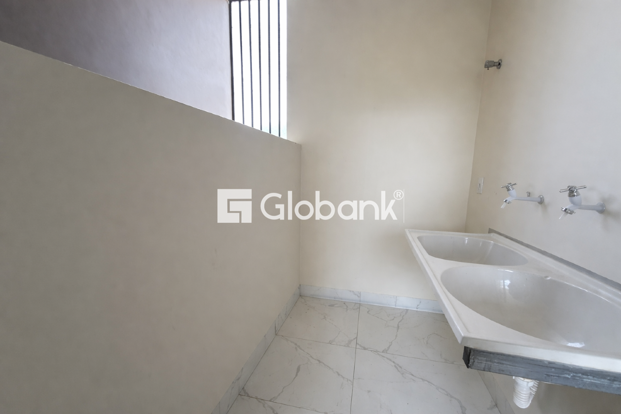 Casa 2 quartos para aluguel Ibituruna 60m² Montes Claros MG: Área de serviço