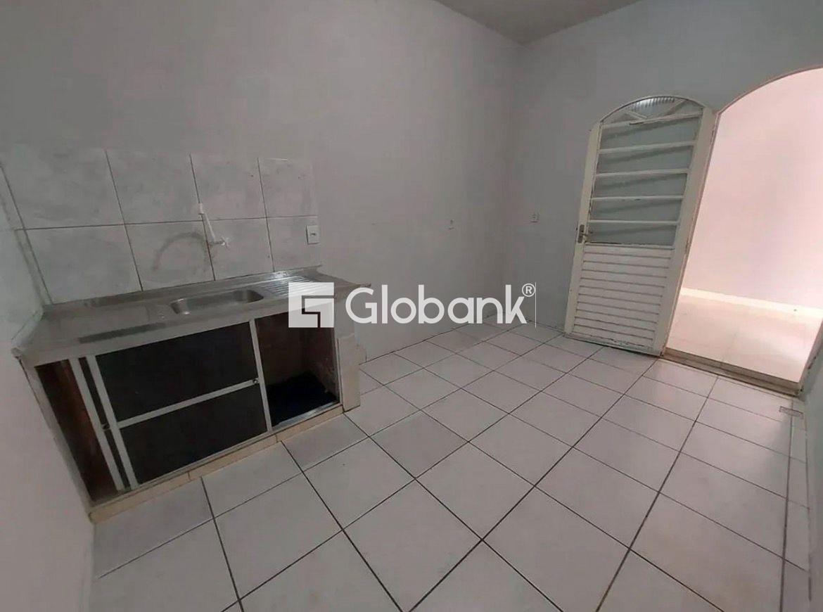 Casa 2 quartos para aluguel Vila Oliveira 65m² Montes Claros MG: 