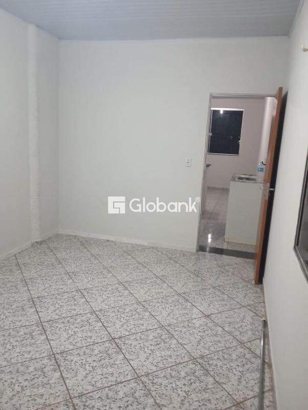 Kitnet 1 quarto para aluguel Monte Carmelo 110m² Montes Claros MG: 