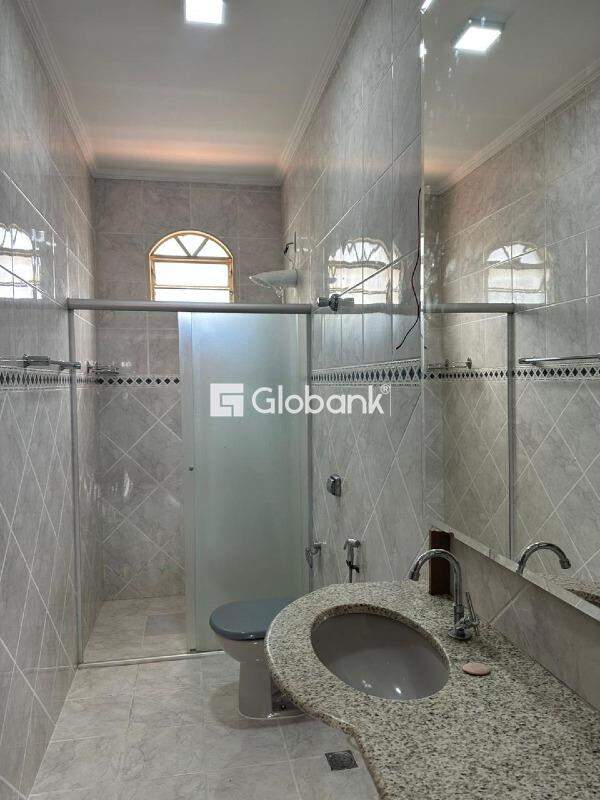 Casa 6 quartos para aluguel Monte Carmelo 320m² Montes Claros MG: 