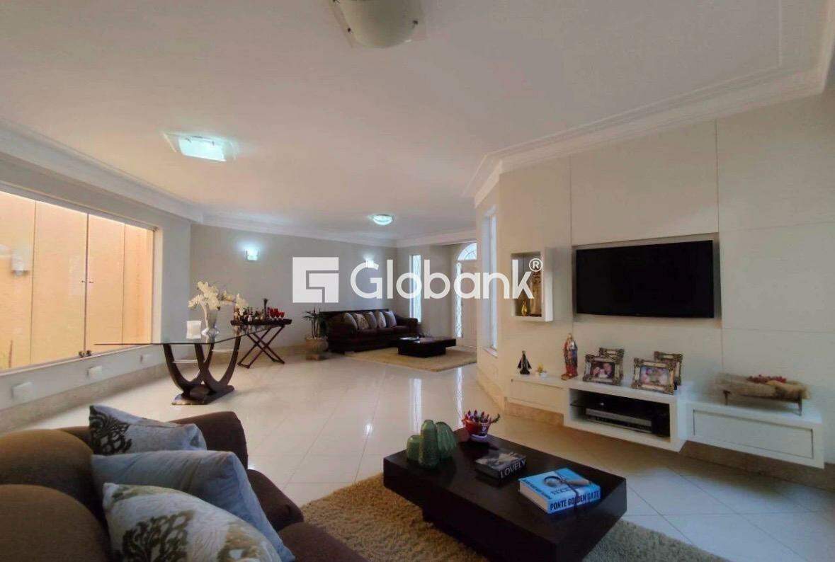 Casa 3 quartos para aluguel Melo 450m² Montes Claros MG: 