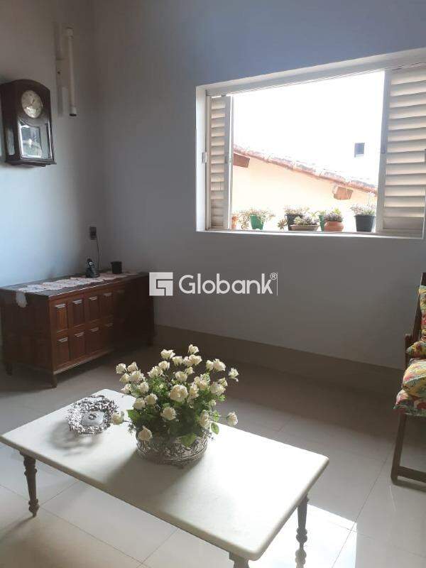 Casa 6 quartos para aluguel Vila Brasília 354m² Montes Claros MG: