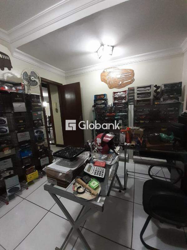 Casa 6 quartos para aluguel Vila Brasília 354m² Montes Claros MG: