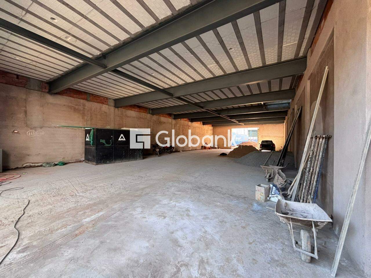 Galpão para aluguel Centro 900m² Montes Claros MG: Interior térreo