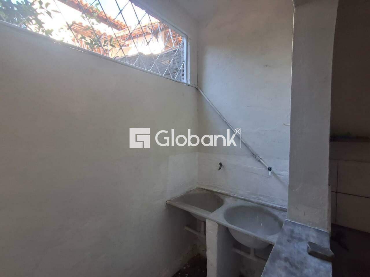 Casa 3 quartos para aluguel Vila Brasília 120m² Montes Claros MG: