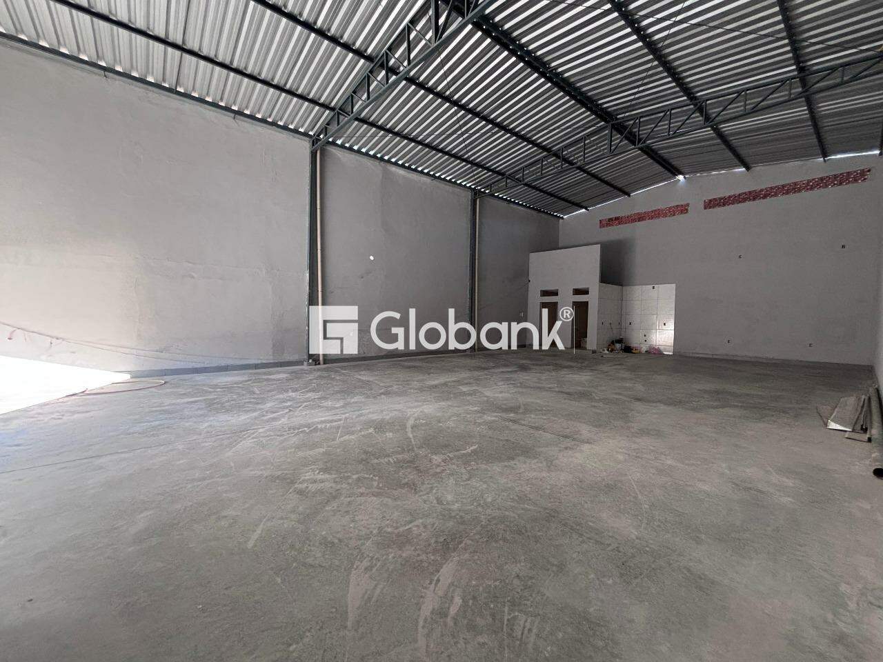 Galpão para aluguel Maracanã 395m² Montes Claros MG: Interior