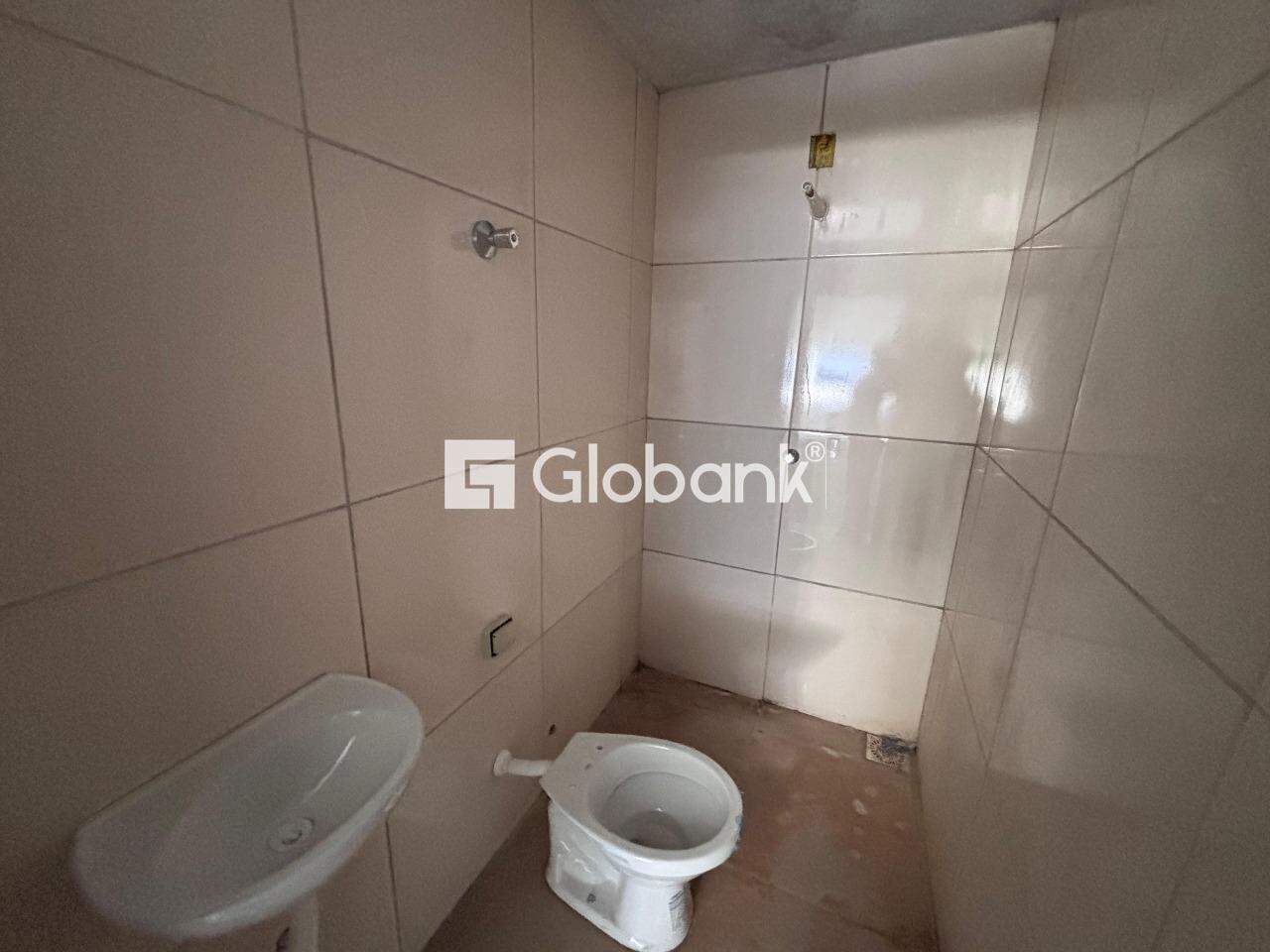 Galpão para aluguel Maracanã 395m² Montes Claros MG: Banheiro M