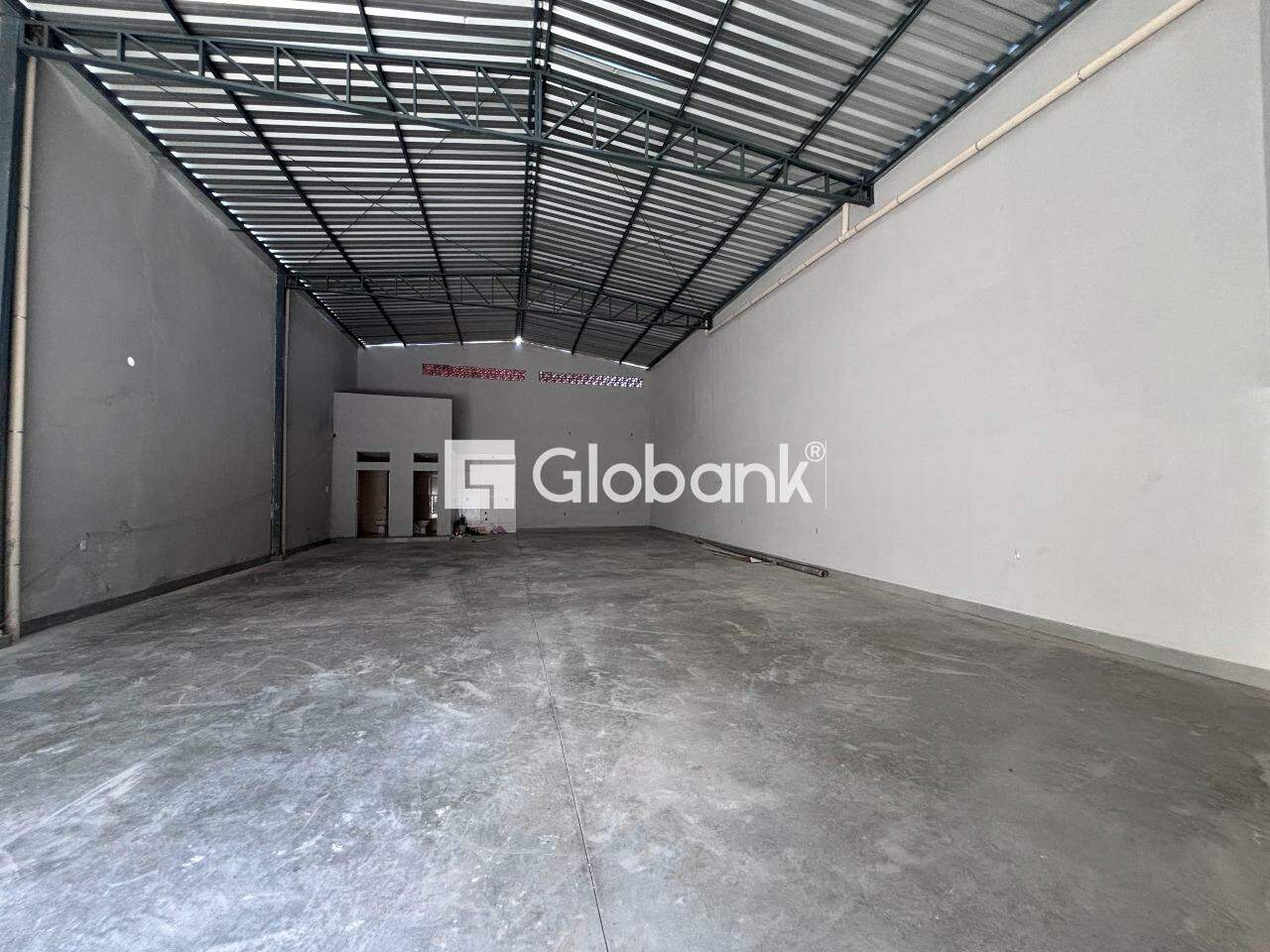 Galpão para aluguel Maracanã 395m² Montes Claros MG: Interior