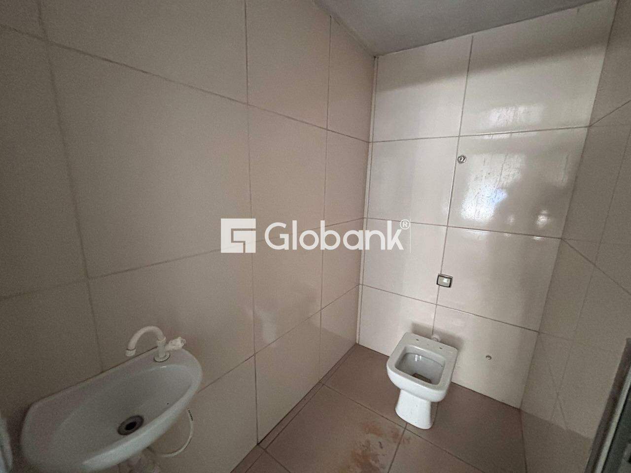 Galpão para aluguel Maracanã 395m² Montes Claros MG: Banheiro F