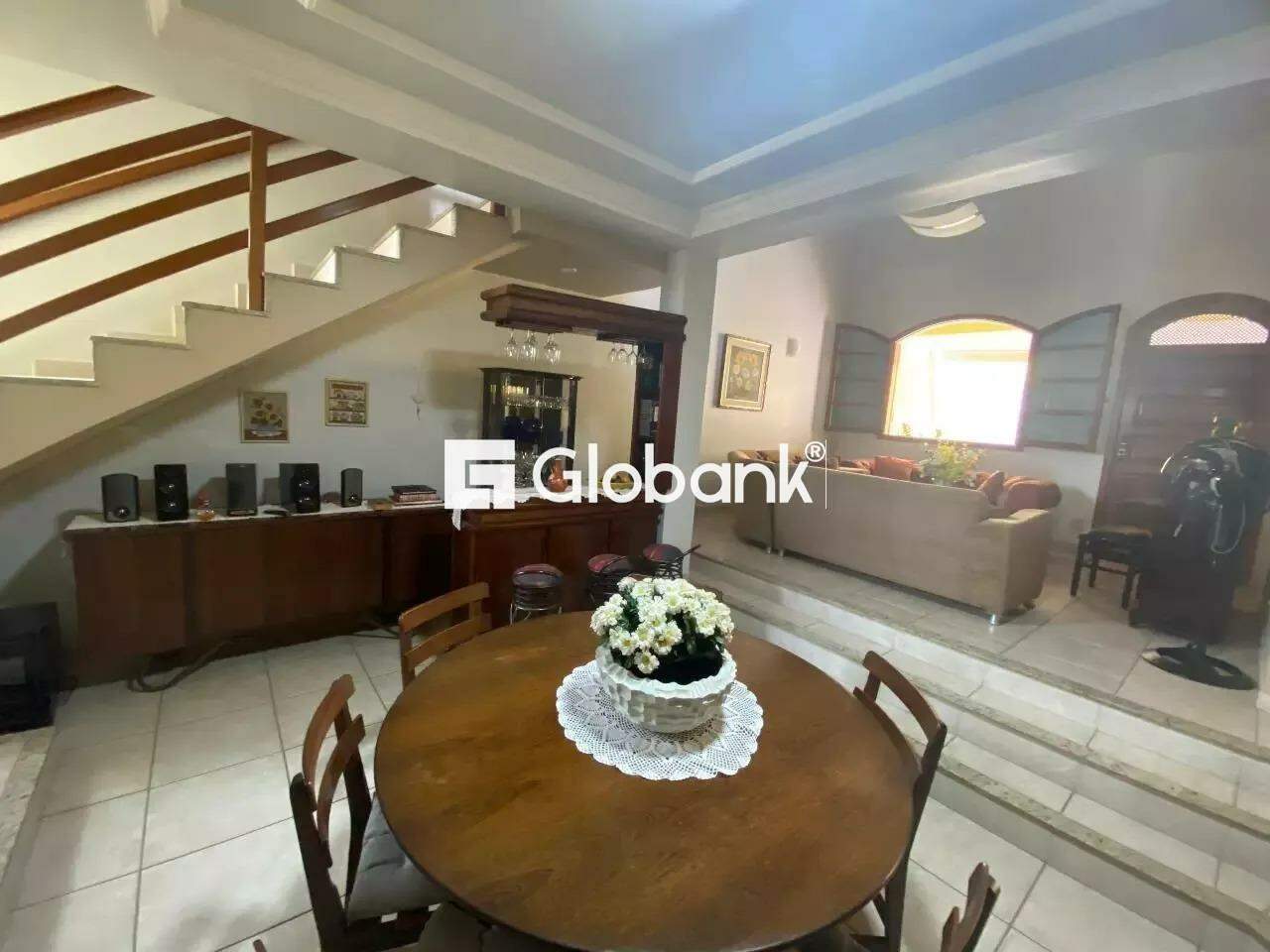 Casa 4 quartos para aluguel Cândida Câmara 300m² Montes Claros MG: 