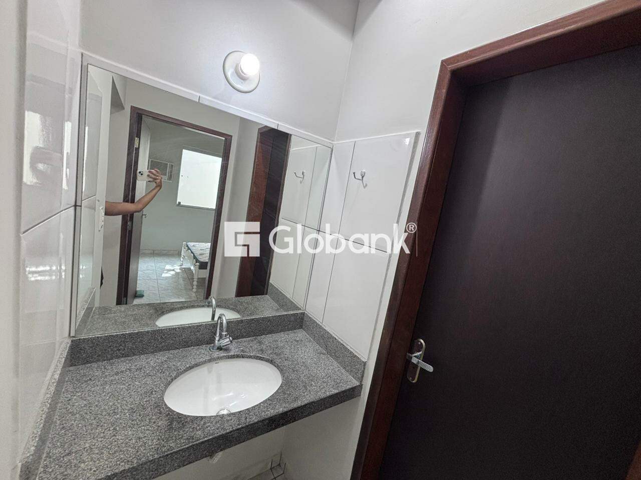 Kitnet 1 quarto para aluguel Melo 45m² Montes Claros MG: Lavabo