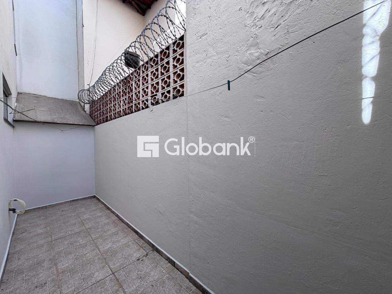 Kitnet 1 quarto para aluguel Melo 45m² Montes Claros MG: Quintal