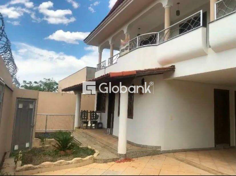 Casa 4 quartos à venda Ibituruna 570m² Montes Claros MG: