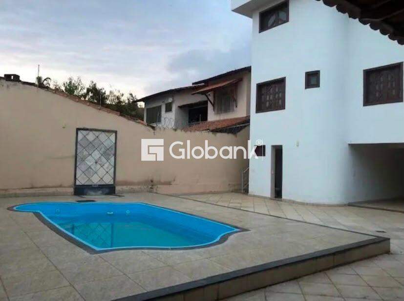 Casa 4 quartos à venda Ibituruna 570m² Montes Claros MG: