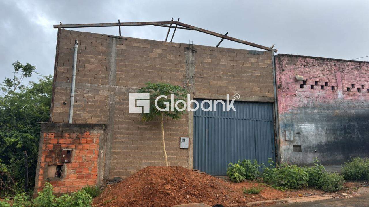 Galpão à venda Olga Benário 300m² Montes Claros MG: 