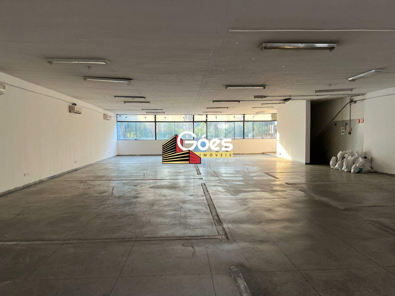 Salão para aluguel em Vila Guarani: 