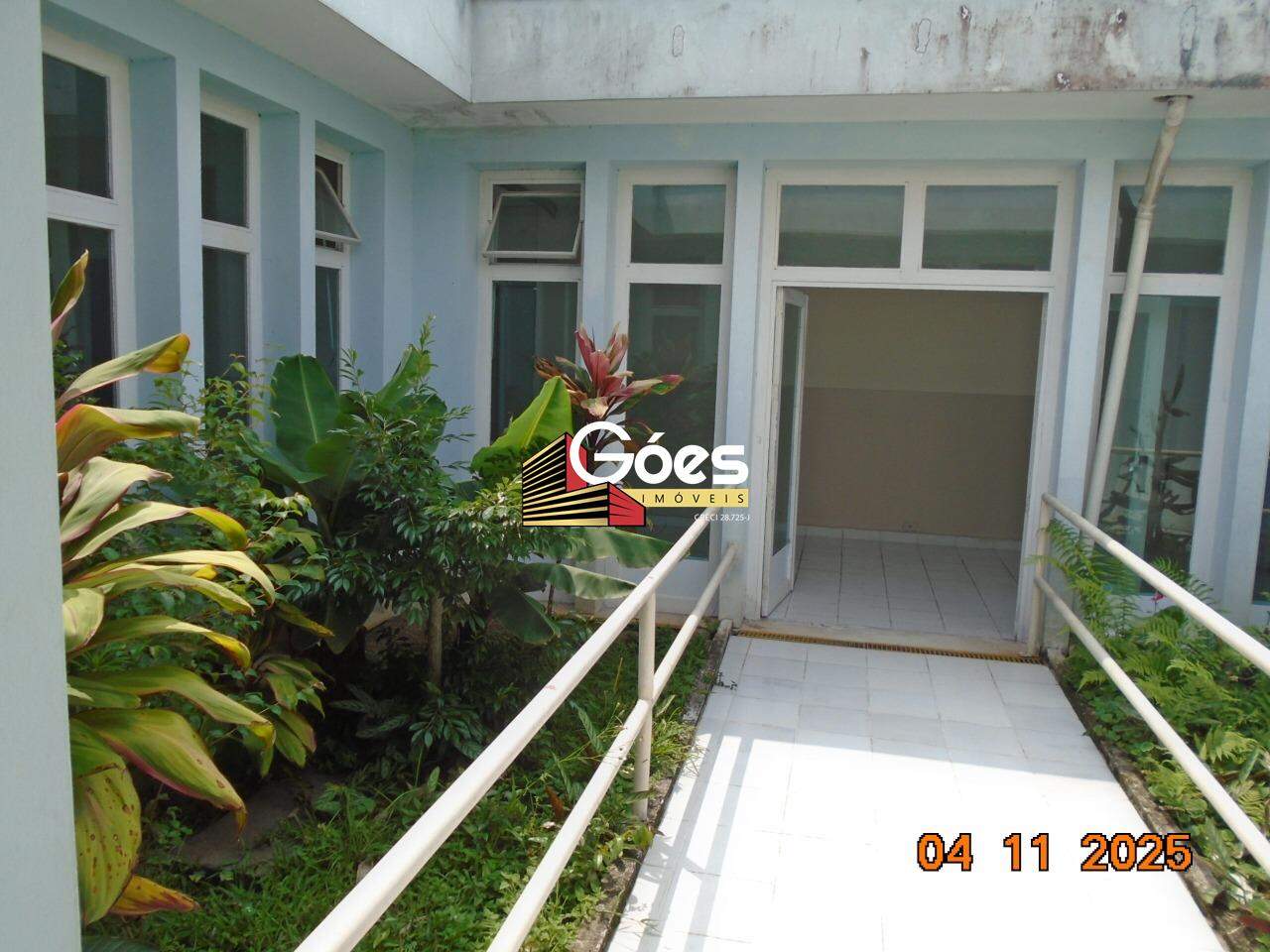 Casa comercial para aluguel em Centro: 