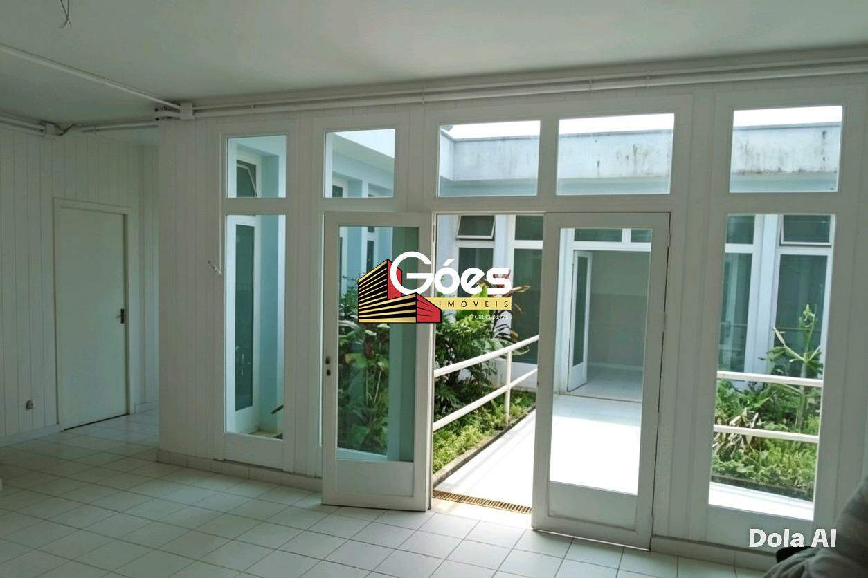 Casa comercial para aluguel em Centro: 