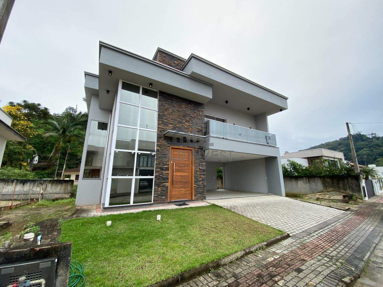 Casa alto padrão com 4 Dormitórios na Guabiruba, SC!