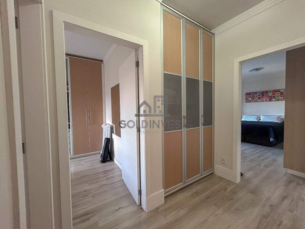 Armário apoio no corredor quartos