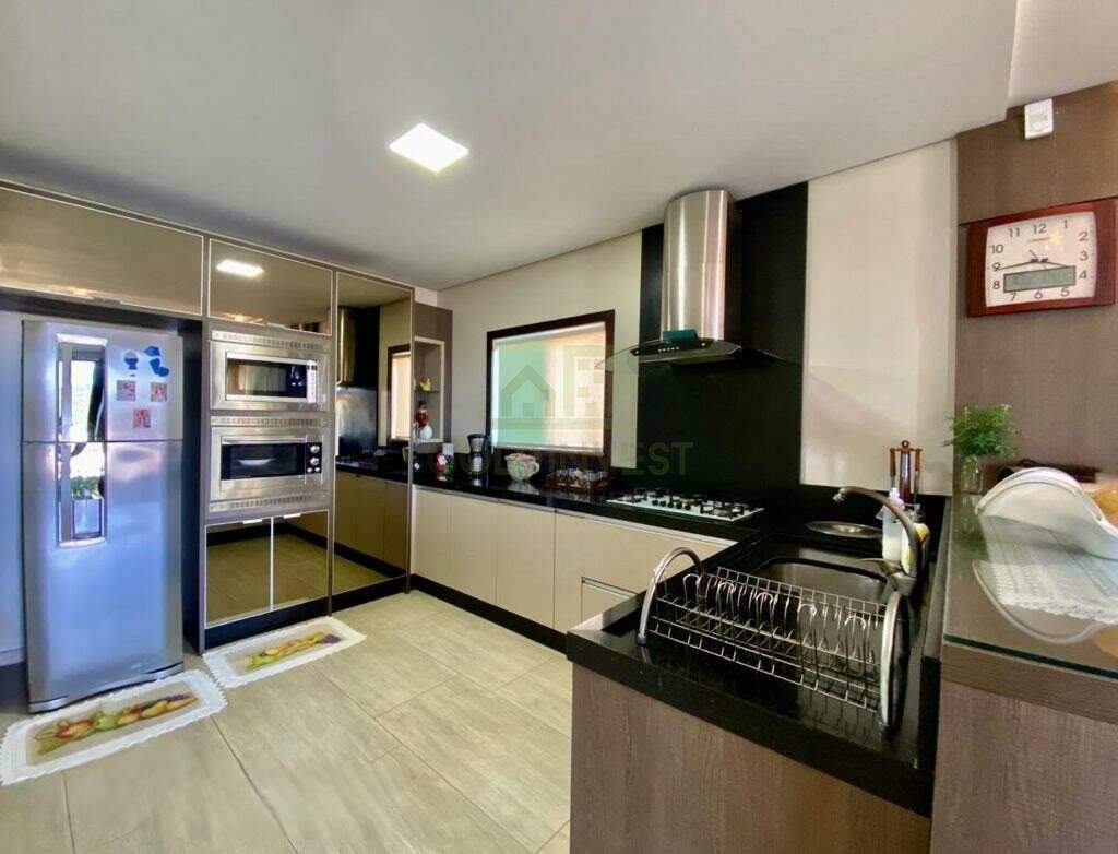 Casa de 4 quartos, 250m² no bairro CENTRO, em Guabiruba | Eu Corretor