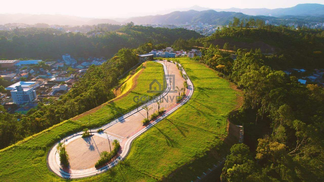 Terreno à venda no Primeiro de Maio: 