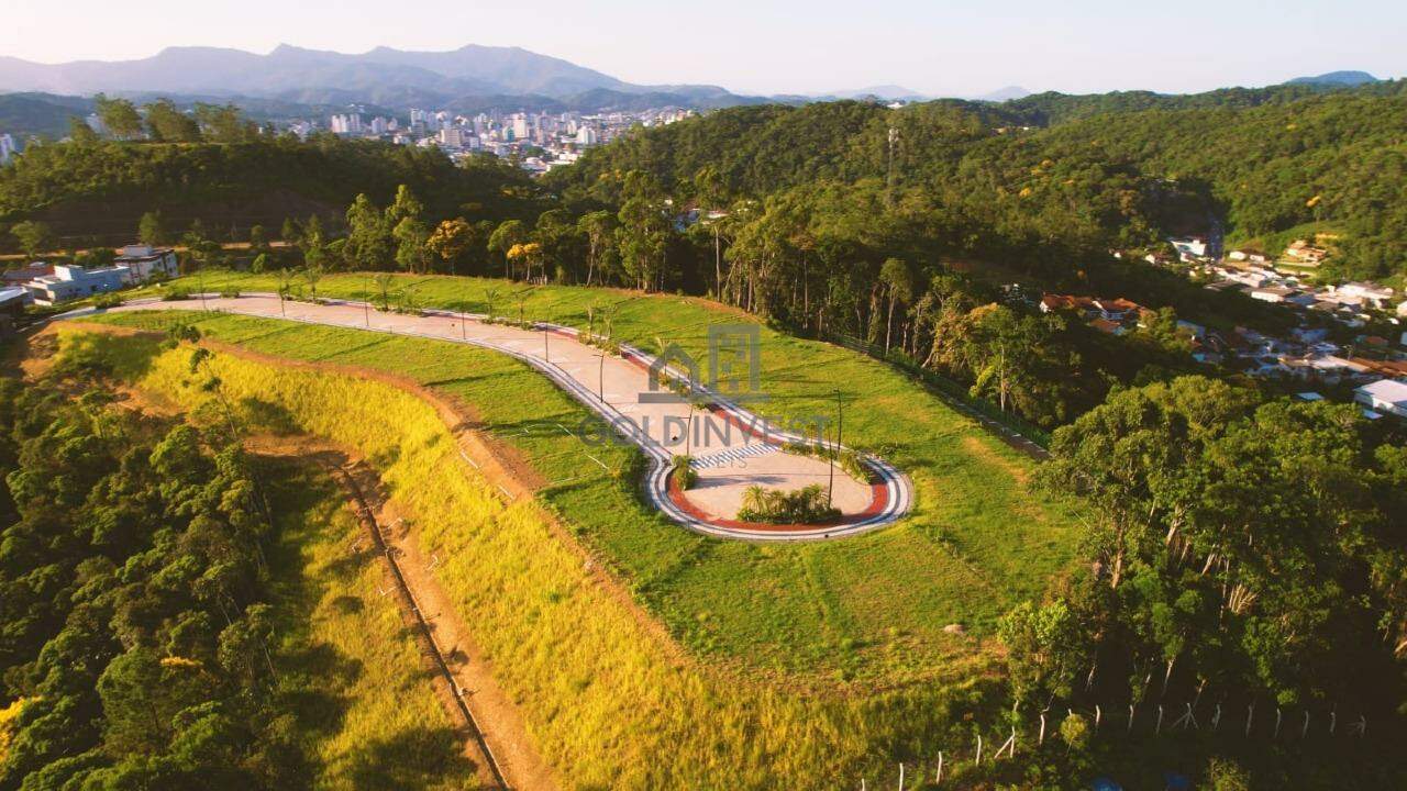 Terreno à venda no Primeiro de Maio: 