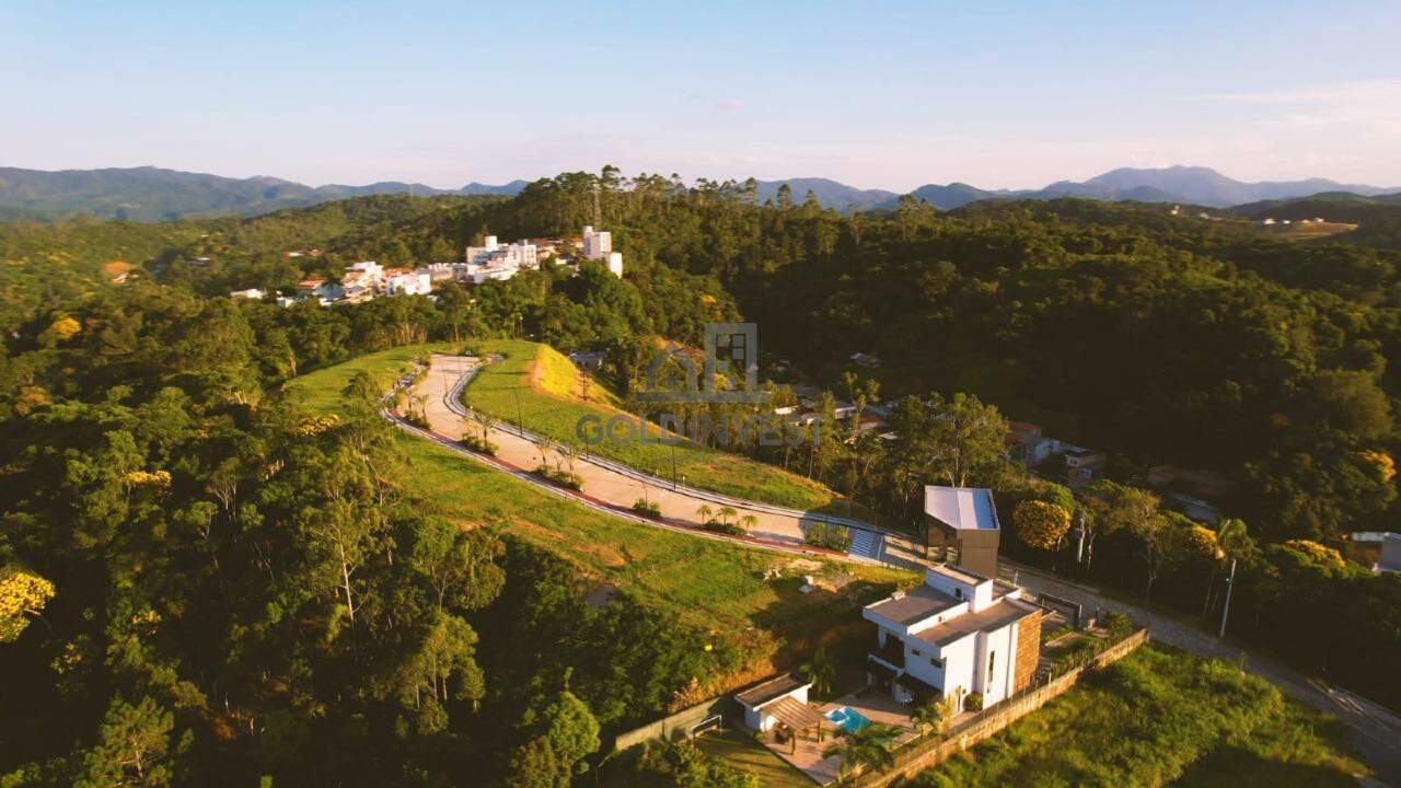 Terreno à venda no Primeiro de Maio: 
