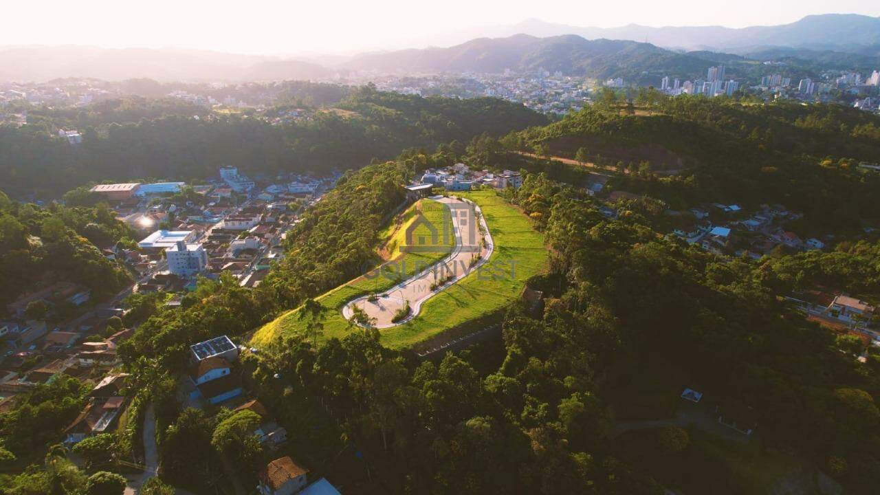 Terreno à venda no Primeiro de Maio: 
