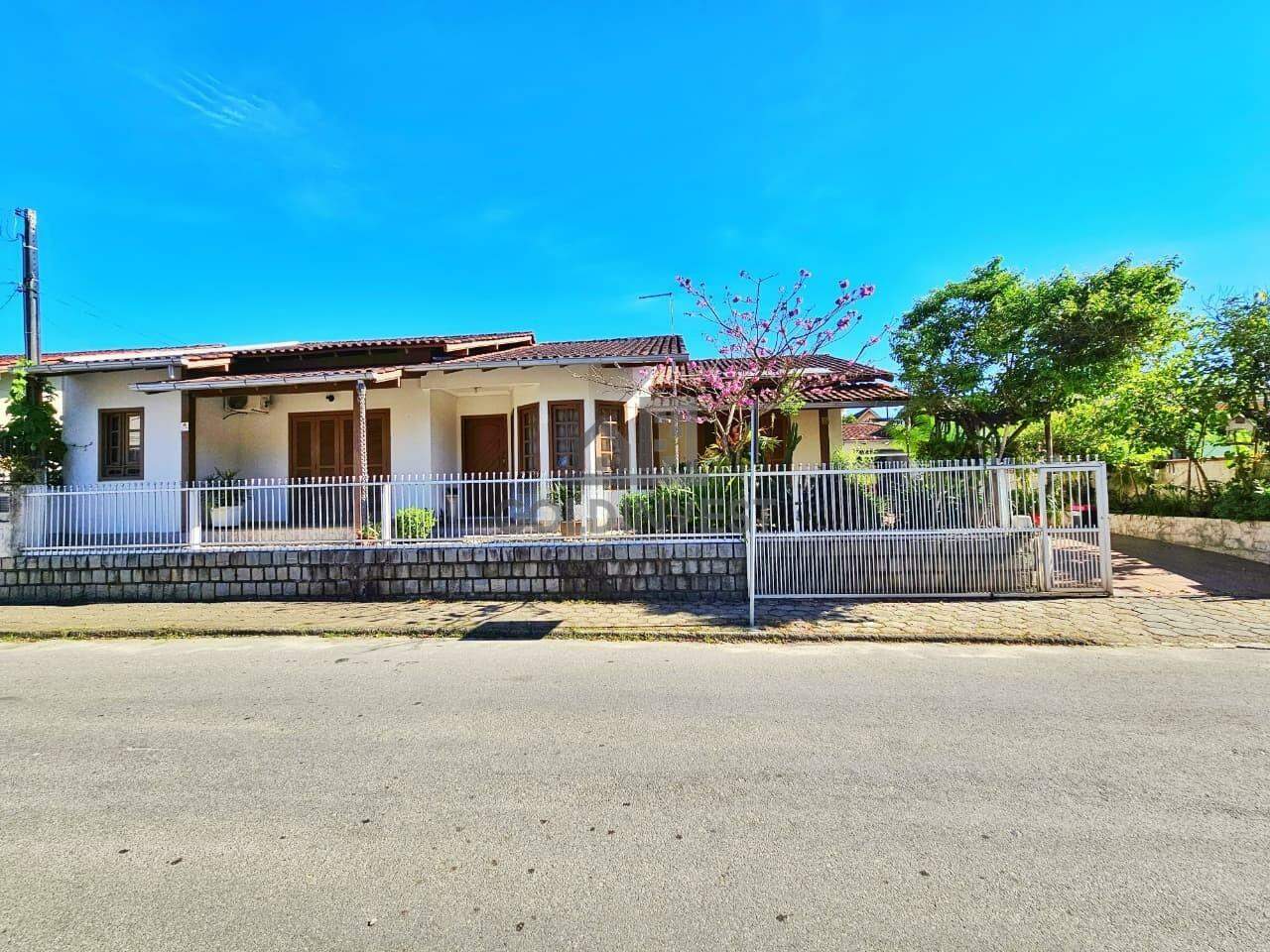 Casa à venda no Primeiro de Maio: 