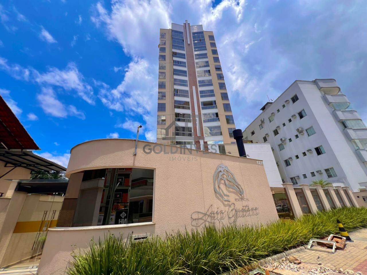 Apartamento semi-mobiliado com 3 suites, 2 vagas de garagem 