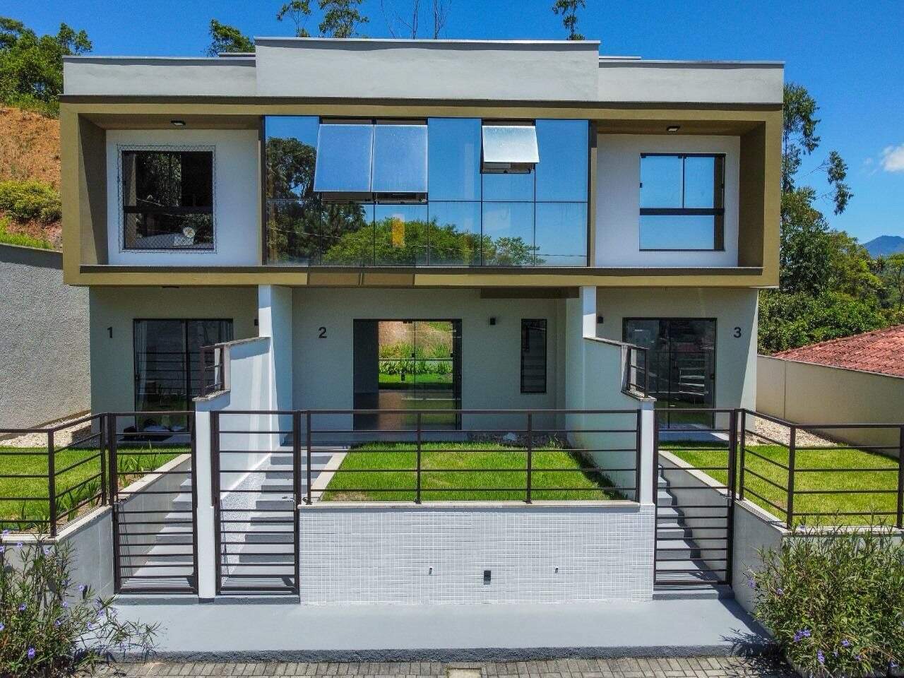 Lindo Sobrado com 3 quartos ( sendo 1 suite ) localizado na São Pedro a 5 min do Centro de Brusque 