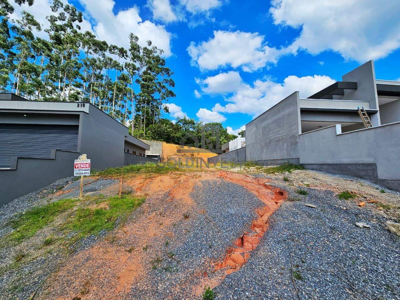 Terreno à venda no Primeiro de Maio: 